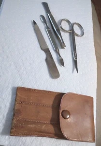 ANTIKE 4-TEILIGE MANIKÜRE Tasche/REISE SET IN ORIGINAL Leder HÜLLE HERGESTELLT IN GERMANY - Bild 1 von 6