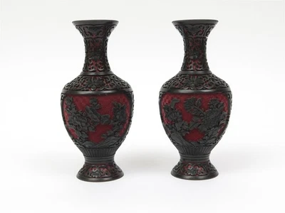 Par de jarrones de laca de cinabrio tallados chinos de colección con acabado tallado negro Foto 1 de 4