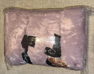 NUOVO Minky Couture Lussuoso Lilla Viola Abbracci Coperta Adulto Taglia 60x50 Pasqua - Foto 1 di 4