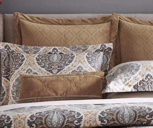 ISPIRED BY KRAVET JAIPUR CUSCINO 1 EURO FINTA IN FLANGIA ORO VELLUTATO - Foto 1 di 2