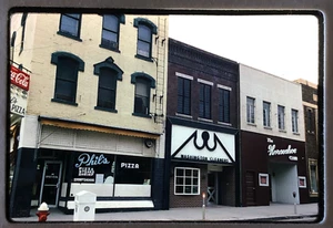 1972 Ottumwa Iowa Street Scene Kodachrome Slide Phil's Pizza The Horseshoe Club - Picture 1 of 2