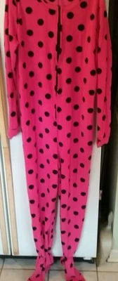 Pijama Tarea by Rue 21 rosa y negro con patas de lunares 1 pieza Footie L NUEVO ÚLTIMO Foto 1 de 4