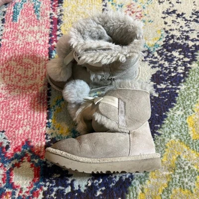 Ugg Acogedoras Botas de Gamuza Gris con Borde de Piel Niño 9 Foto 1 de 4