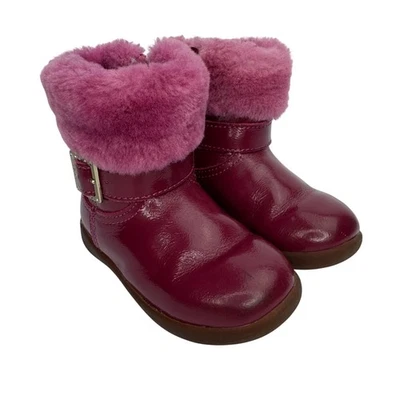 Botas de invierno UGG para niños pequeños talla 6,5 Gemma rosa charol hebilla de estrás Foto 1 de 4
