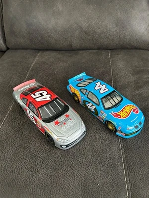 Lot of 2 Kyle Petty 1/24 Scale Diecast-Hot Wheels and Team Caliber Loose - Image 1 of 2