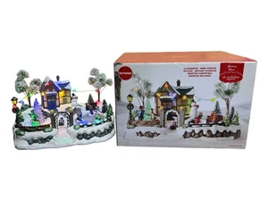 Nikolausplatz Weihnachtsdorf Schlittschuhplatz beleuchtet Bewegung Rentner - Bild 1 von 14