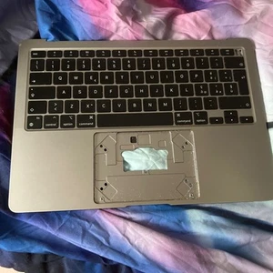 Original Apple Tastatur Gehäuse Macbook Air 13" A2337 M1 2020 Italienisch Grau A - Bild 1 von 2