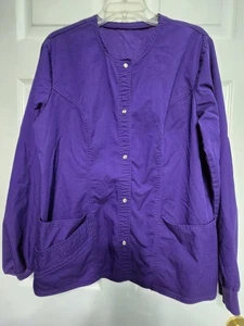 Cherokee LUXE Scrub Jacke Größe L - lila/aubergine Druckknopfleiste vorne - Brust 24"/L 27" - Bild 1 von 4