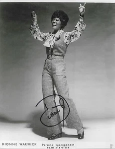 Atemberaubendes 10" x 8" HANDSIGNIERTES S/W Promo Foto - Dionne Warwick - R&B Ikone - Bild 1 von 1