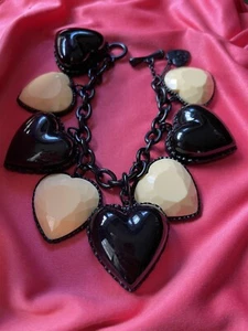 Brazalete Corazón Hinchado Betsey Johnson Vintage Negro Crema Marfil Blanco Lucita RARO - Imagen 1 de 4