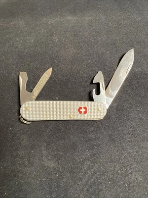 Navaja de bolsillo Victorinox Cadet Alox Silver usada para abridor de herramientas, cuchillo Foto 1 de 4