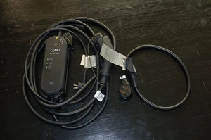 Audi E-Tron OEM Charger Etron EV Universal Charging 9.6kw 40A NEMA 14-50 & 5-15 - Foto 1 di 1