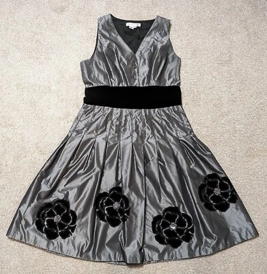 Vestido Kay Unger New York Gris Seda Sin Mangas Plisado Negro Flores Talla 12 Foto 1 de 4