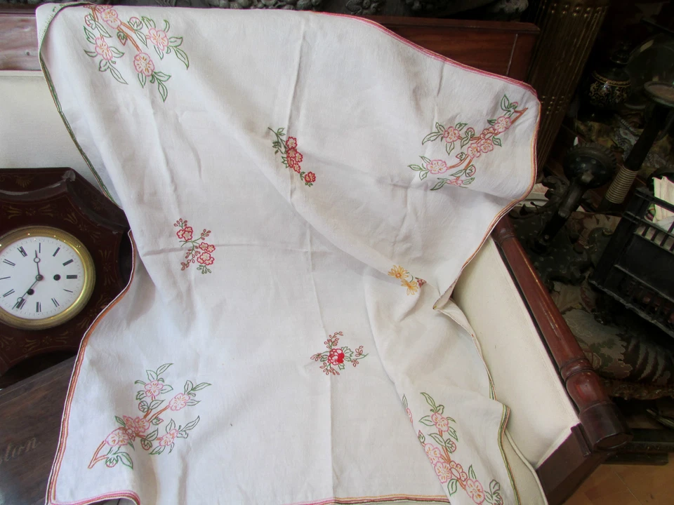 ancienne nappe en toile brodée a la main broderie decor floral - Photo 1/1