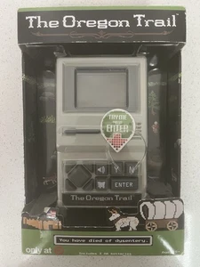 THE OREGON TRAIL elektronisches Handheld Retro Klassiker Computer Videospiel BRANDNEU - Bild 1 von 3
