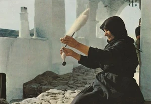 AK Griechenland Frau Hand dreht sich vor ihrer Haustür NrMINT ungelaufen - Bild 1 von 1