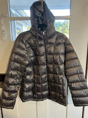 Chaqueta acolchada con capucha plateada Calvin Klein plumón premium ligera talla XL Foto 1 de 4