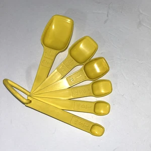 Vintage Tupperware verschachtelte Messlöffel 7er Set plus D Ring gelb - Bild 1 von 5