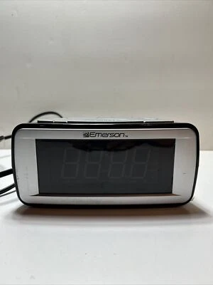 Emerson Alarm Clock SmartSet Dual CKS9031 AM/FM Radio Blue Digital Display - Image 1 of 4