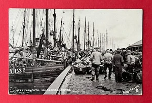 AK GREAT YARMOUTH England um 1925 Typen abgeladene Heringe    ( 131775 - Bild 1 von 2