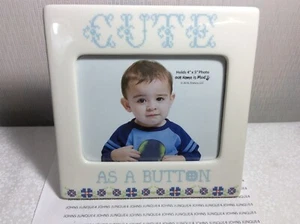 LINDO COMO UN BOTÓN MARCO DE FOTOS NIÑO Nuevo con etiqueta CERÁMICA Enesco Sostiene 4" por 5" foto - Imagen 1 de 4