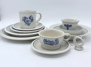 Pfaltzgraff Yorktown Set di stoviglie in gres floreale blu 11 pezzi - Foto 1 di 5