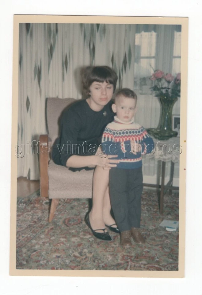 FOUND ORIGINAL COLOR PHOTO WOMAN POSED IN CHAIR LOOKING AWAY E132 - Image 1 of 1