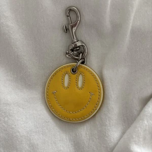 Coach Giallo/Bianco Pelle Verniciata Sorriso Happy Face Borsa Charm Tag-vintage Rara - Foto 1 di 3