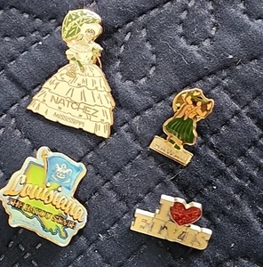 Lot 4 Vintage US Lapel Hat Souvenir Metal Pins Louisiana, Natchez, Hawaii, Elvis - Picture 1 of 7