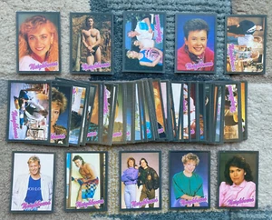 ORIGINAL - TOPPS - NEIGHBOURS 2ND - 1988 - BUBBLE GUM CARDS - SET OF 66 CARDS - Picture 1 of 5