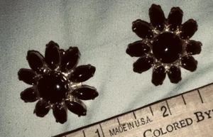 Vintage Flower Shape Clip Earrings Unmarked Simple BLACK Gold 1.25 Free Shipping - Picture 1 of 13