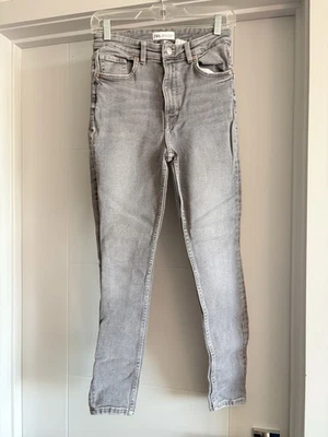 Jeans Zara para mujer 6 gris ártico ajustados lavados claros desgastados Foto 1 de 2