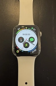 Apple Watch Series 4 (44 mm / GPS + cellulaire) en acier inoxydable + bracelet sport blanc - Photo 1 sur 11