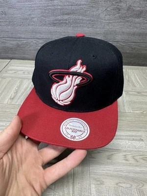 Gorra Mitchell & Ness Miami Heat Team 2 Tonos Negro/Rojo Ajustable Snapback Foto 1 de 4