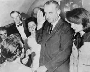 Presidente Johnson jurando en reimpresión vintage 8x10 de foto antigua - Imagen 1 de 1