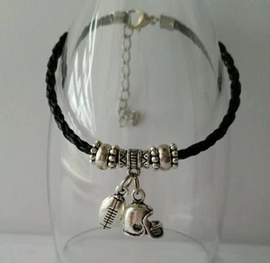 Pulsera de cuero negro retro de moda casco de fútbol con dije de pelota joyería plateada - Imagen 1 de 3