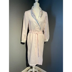 Damen Vintage Fantasy Nachtwäsche Morgenmantel Größe Small. Baby rosa Slik bestickt - Bild 1 von 5