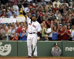 Foto de béisbol Manny Ramírez saluda a la multitud de los Medias Rojas de Boston 8x10 MLB - Imagen 1 de 1