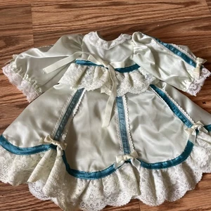 Vintage Puppenkleid weiß blau Satinkleid, Spitze, Schleifen - Bild 1 von 18