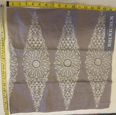 "Muestra remanente de tela lila francesa bordada Tasmin SCHUMACHER 16"" X 16""" Foto 1 de 2