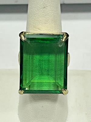 Signed Heidi Daus ring Size 8 Hot Rocks Green Stone Gold Tone - Image 1 of 4