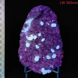 Calcite phosphorescent & fluorescent crystals w/ Heulandite LW & SW 0.37kg - Picture 1 of 9