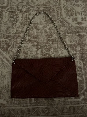 Cartera clutch Jessica McClintock vintage a escala roja con cadena Foto 1 de 3