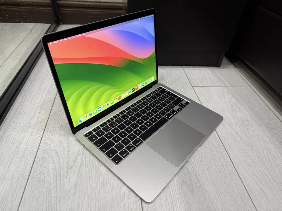 Apple MacBook Air Retina 13.3" 2020 - 256GB SSD 8GB Ram 1.1GHz Core i3 - Silver - Image 1 of 4