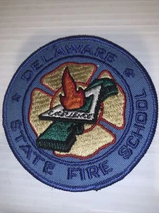 Parche bordado vintage DELAWARE STATE FIRE SCHOOL 4" NUEVO BOMBERO - Imagen 1 de 3