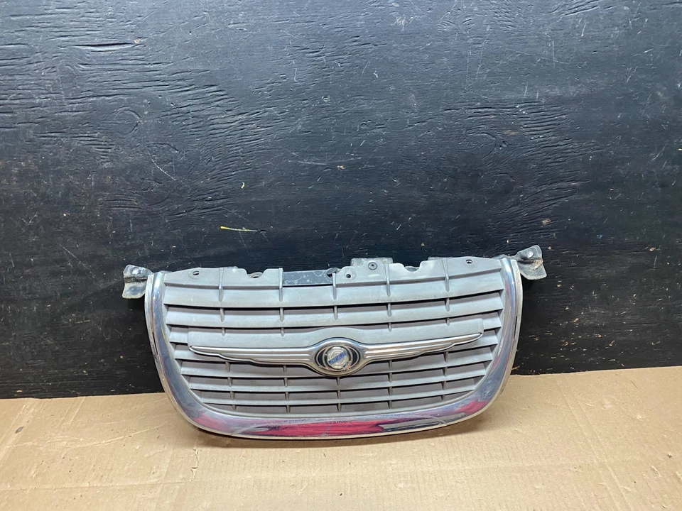 Chrysler 300M 1999 a 2004 parrilla superior delantera OEM U0110 DG Foto 1 de 4