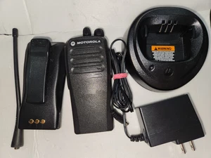 Radio numérique/analogique UHF Motorola CP200d - Photo 1/4