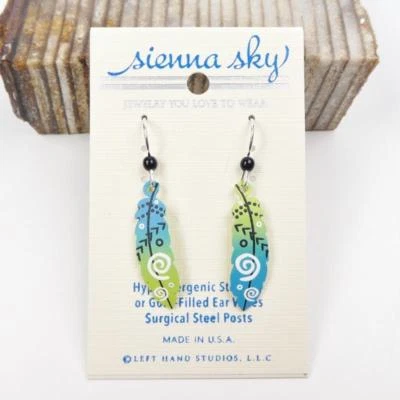 Pendientes Sienna Sky Plata de Ley Gancho Pluma con Flechas en Azul y Verde Foto 1 de 4