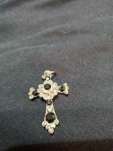 Silbernes Kreuz mit schwarzen & klaren Steinen - Bild 1 von 2