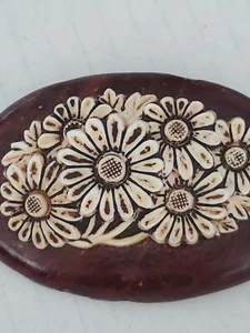 Broche/pin flor margarita tallada de colección, madera tallada, celuloide  - Imagen 1 de 8